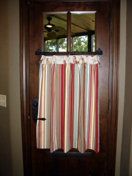 The stripe on the cafe introduces a casual feel, and is accented with our rooster fabric